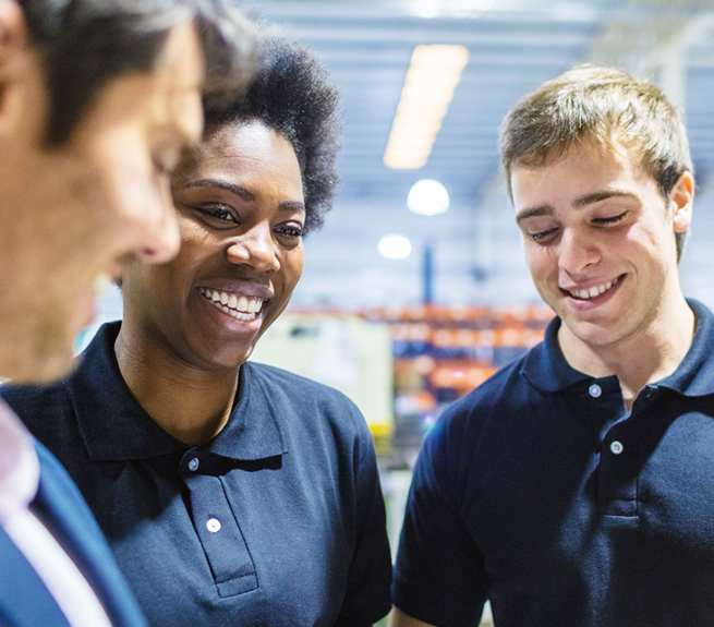 Smiling employees during a work-situation as a sign of career opportunities at Maxion
