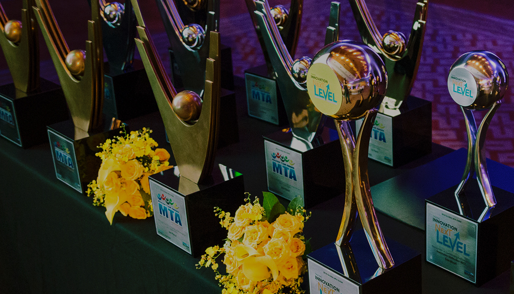 Maxion Company Recognition: Audience applauding. 