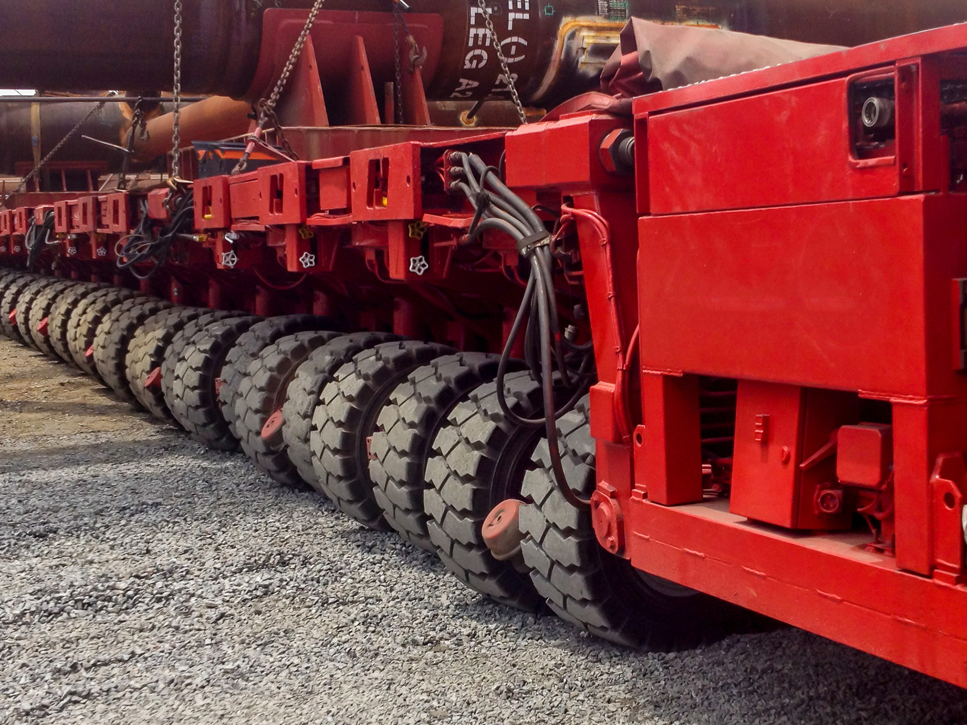 Red base of a modular platform moving on 18 black tires