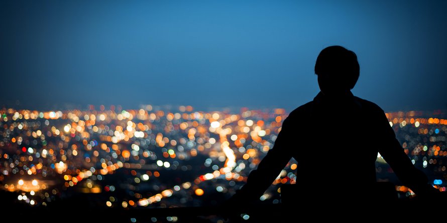 Image of a large city at night - symbolic image for values at Maxion