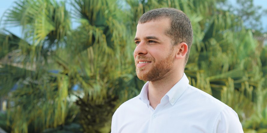 Portrait of Paulo Silva from far.