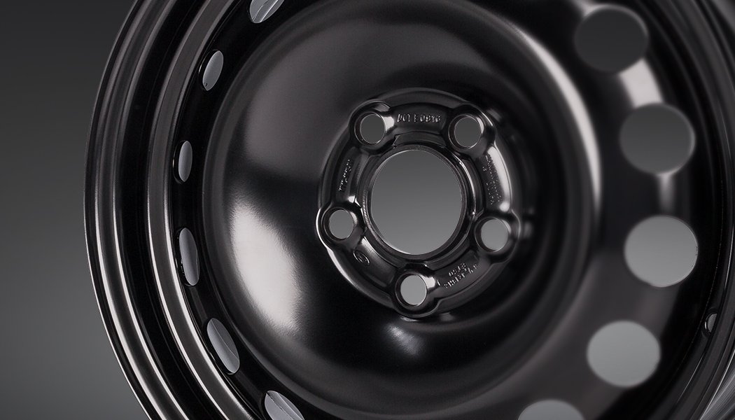 Maxion Light steel vehicle wheel in black and white